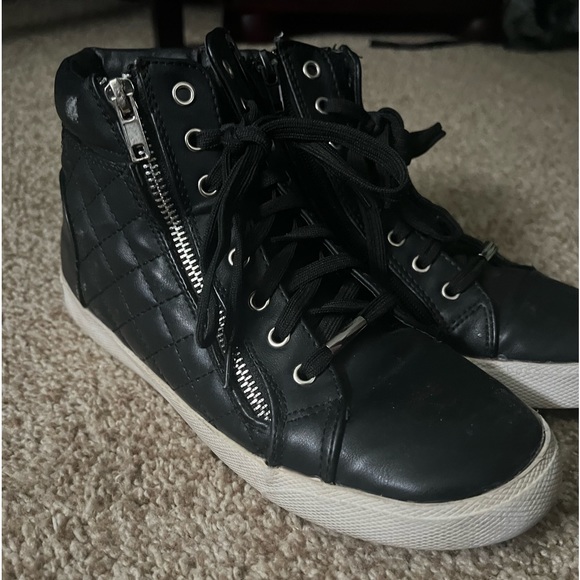 Steve Madden Black High-top Sneaker w/Vegan Leather & Side Zipper:Size 8 (Black) - Picture 1 of 3